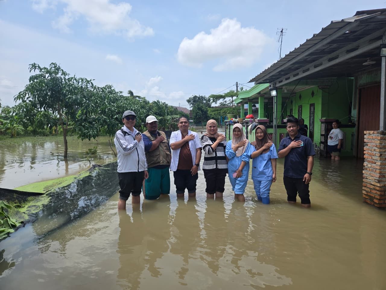 Tim klinik menembus banjir untuk melayani warga