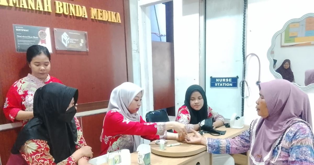 Pengecekan tekanan darah peserta program kesehatan