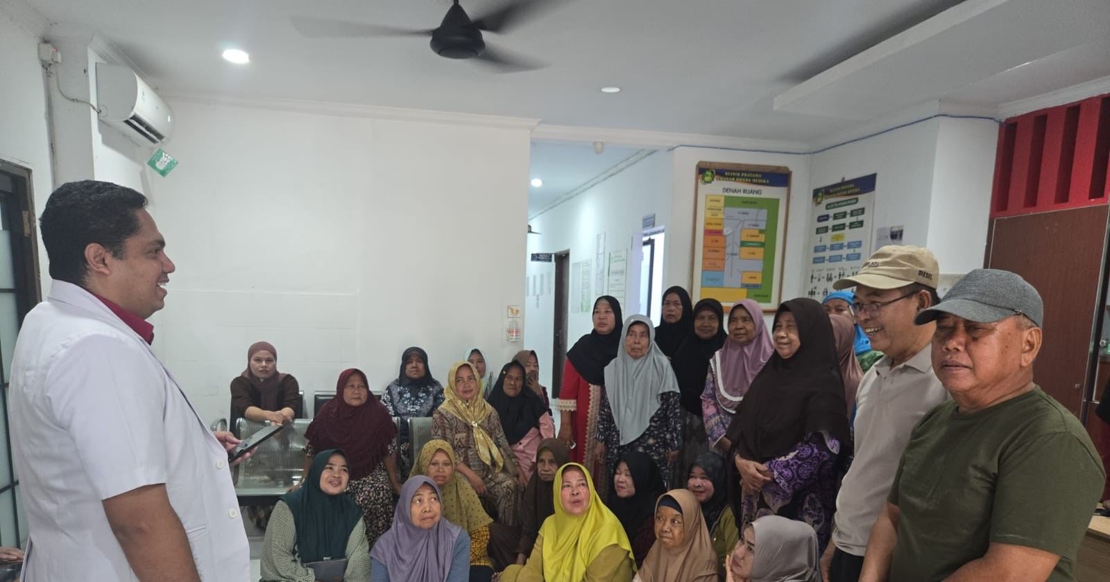 Dokter memberikan edukasi sebelum program pemeriksaan dimulai