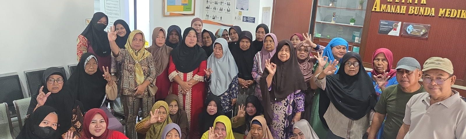Warga dan tim klinik pada Program IVA Test, Pap Smear, dan Cek Kesehatan