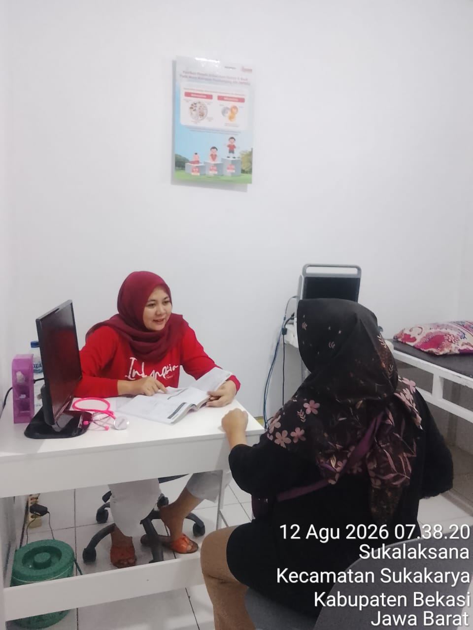 Konsultasi pasien dengan bidan Klinik Amanah Bunda Medika