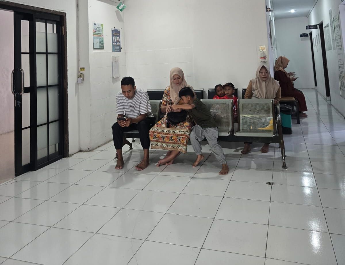 Ruang tunggu pasien Klinik Amanah Bunda Medika