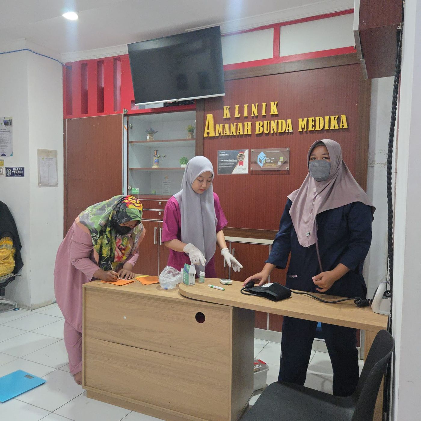 Tim tenaga medis Klinik Amanah Bunda Medika
